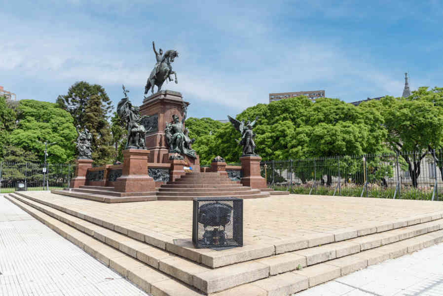 Argentina - Buenos Aires 074 - Retiro - monumento al General José de San Martín.jpg